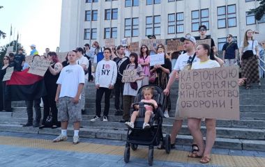 У Тернополі біля ОВА збираються люди на акцію, щоб підтримати Федорова