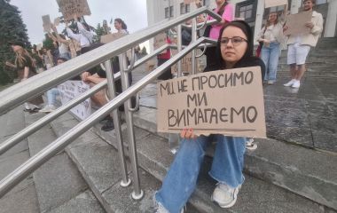 Не лякають ні дощ, ні грім: тернополяни третій день поспіль виходять під ОВА на підтримку Федорова