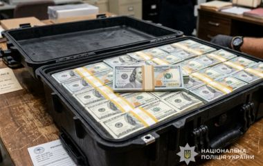 «Дипломатична посилка» з мільйоном доларів: чоловік із Тернопільщини віддав шахраям 227 тисяч