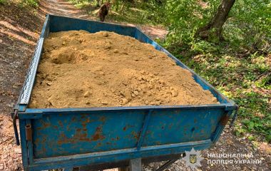 За незаконний видобуток глини у Сновидові затримали чоловіка