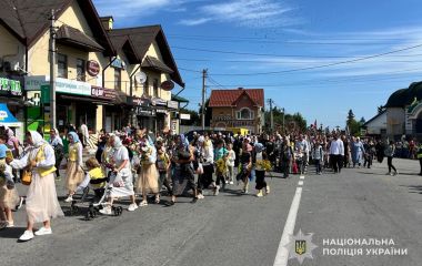 У Почаєві поліція обмежувала рух транспорту через хресний хід до лаври