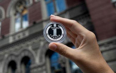 30 років гривні: в Україні ввели в обіг срібну пам’ятну монету