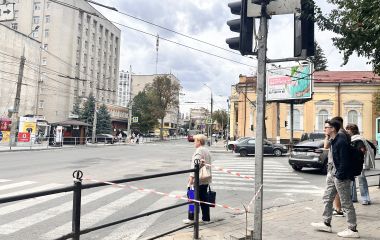 Обгородили стрічками тротуари на Острозького: що там роблять