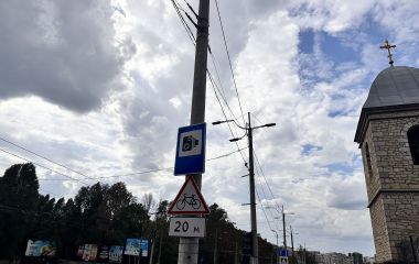 На Дамбі встановили камери: читачі звернули увагу на відсутність знака для водіїв з боку Торговиці