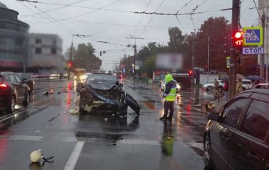 Без посвідчення і вже тікав від поліції: що дізнались про водія Porsche та постраждалих у нічній ДТП