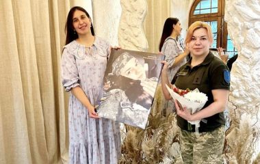 «Слова, що лікують душу»: тернополянка Надія Громʼяк створює фотохолсти з авторськими віршами для захисників