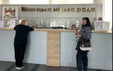 «А ти, Макар, у Карпати не їдеш»: чому незряча мама учня шукала департамент освіти?
