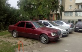 Стоянку облаштували на зеленій зоні