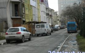 Управи на незаконні паркування авто поки немає, кажуть в поліції