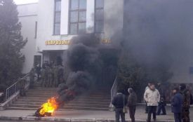 Біля Збаразького суду палають шини