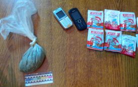 У Копичинецьку зону намагались передати кульок «трави» і мобілки