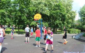 "Рухаємо Тернопіль": у парку Шевченка грають у стрітбол та флорбол
