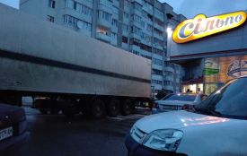Фура з продуктами загородила проїзд з парковки супермаркету