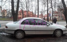 Фото парковки з’явились в мережі. За три дні обмалювали машини. Збіг?