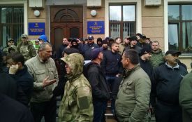 Правоохоронці вже знають, хто травмував депутатів під міськрадою