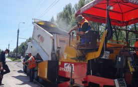 Чи якісно кладуть асфальт на Злуки, перевірили журналісти з активістами (ОНОВЛЕНО)