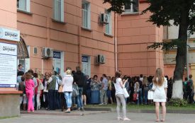 Щоб зайняти чергу на виготовлення біометричного паспорту, люди приходять в п'ятій ранку