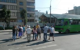 Обурені мешканці перекрили рух на вулиці Живова