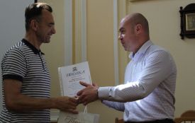 Фото дня: подякували учасникам розкопок біля Замку