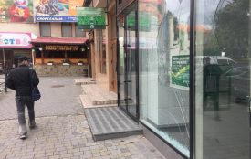 Фото дня: невідомі розбили скло російського  "Сбербанку"