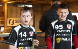 Діти з особливими потребами грають у флорбол як професійні гравці