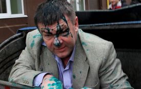 Покарали тернополянина, який «люстрував» чиновника сміттєвим баком