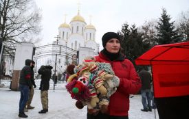 Тернопільські націоналісти принесли іграшки під церкву московського патріархату