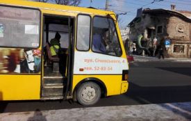 "Нащо вам той нещасний білет....Не псуйте шоферу нерви", - говорили пасажири жінці, яка вимагала квиток у маршрутці