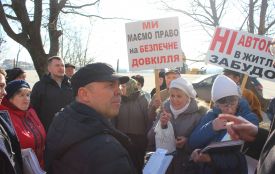 "Це буде Чорнобиль під вікнами". Мешканці Довженка пікетують проти будівництва автомийок