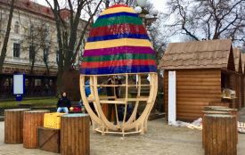 На Театралці обмотали нитками п'ятиметрове яйце
