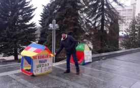 Пікетувальники зі Школи мистецтв встановили іграшкове наметове містечко  під ОДА