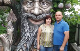 Щоб будні не здавались сірими,   Олег Котик поселив на своєму подвір'ї триметрових казкових істот