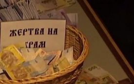 Жінка, яка у потязі збирала гроші на храм, втекла від журналістів після перших же питань