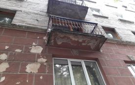 Аварійний балкон на Руській розвалюється просто над головою у перехожих
