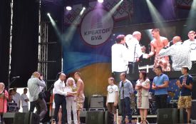 Жонглювали гирями, розбивали руками цеглу та лежали на битому склі. Рекордсмени України показали свої таланти