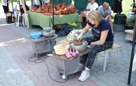 На Майдані Волі вчать ліпити глечики і робити ляльки-мотанки