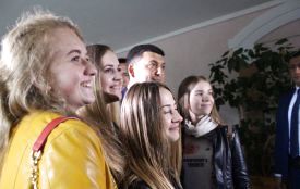 Фото дня: Володимир Гройсман робив селфі з тернопільськими студентами