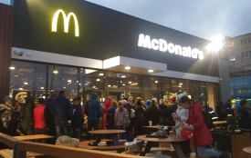 Фото дня:  у McDonald's черги аж до дороги