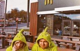 Фото дня: Біля Тернопільського McDonald’s - Грінч з подружкою