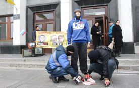 Перед ОДА активісти сверлили свинячі мізки