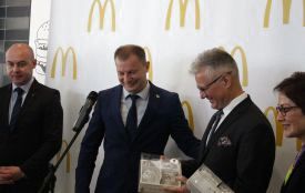 Відео дня: на ялинках посла США та гендиректора MacDonald's тепер будуть прикраси з Теребовлі