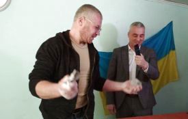 У Тернополі встановили рекорд: Андрій Балабух розірвав три колоди карт