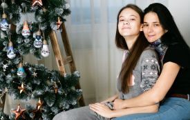 Тернопільська художниця перевтілює звичайні лампочки у ексклюзивні ялинкові прикраси