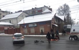 На Бандери велосипедист з милицею врізався в авто. Чоловіка забрала "швидка"