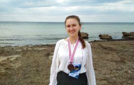 Тернопільська школярка, яка досліджує лінзи, отримала медаль в Тунісі