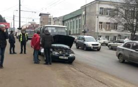 "Водій легківки в'їхав у маршрутку": на Бандери аварія