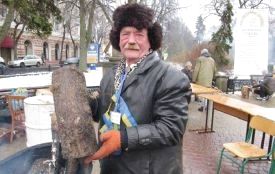 "Він був справжнім Живчиком": перестало битися серце легендарного Діда Майдана
