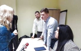 Тернопільські батьки, які вже заплатили 1215 грн за садочки, заповнюють  анкети щоб повернути кошти