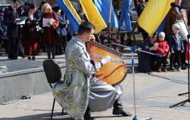 Фото дня: в центрі міста лунали твори Шевченка