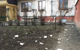 На “Алясці” небезпечно. Із фасадів будинків відпадає плитка